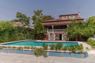 Casa  Cl vandelvira_(cerro molina)jaen (jaén) urbanización cerro molin. Chalet independiente con dos viviendas, piscina y huerto en cerr