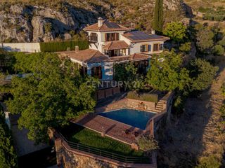 Casa en Avenida alfaguara, nívar, spain. El viñazo una finca con alma, historia y una bodega nacida de la