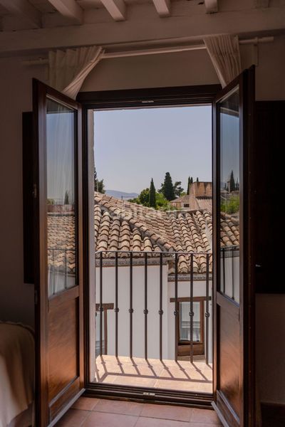 Foto 0ad0da99-e7e3-4780-82a1-770e80913833. Piso en callejuela de san bartolomé piso reformado con encanto en el albaicín con licencia turística en Granada