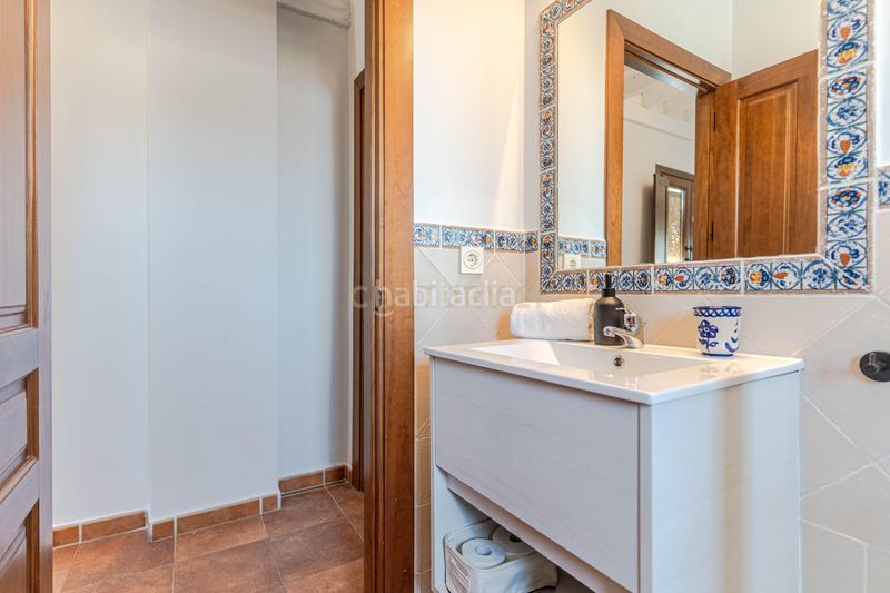 Foto 0f0bdf52-c567-4205-96dc-bd31939f87d2. Piso en callejuela de san bartolomé piso reformado con encanto en el albaicín con licencia turística en Granada