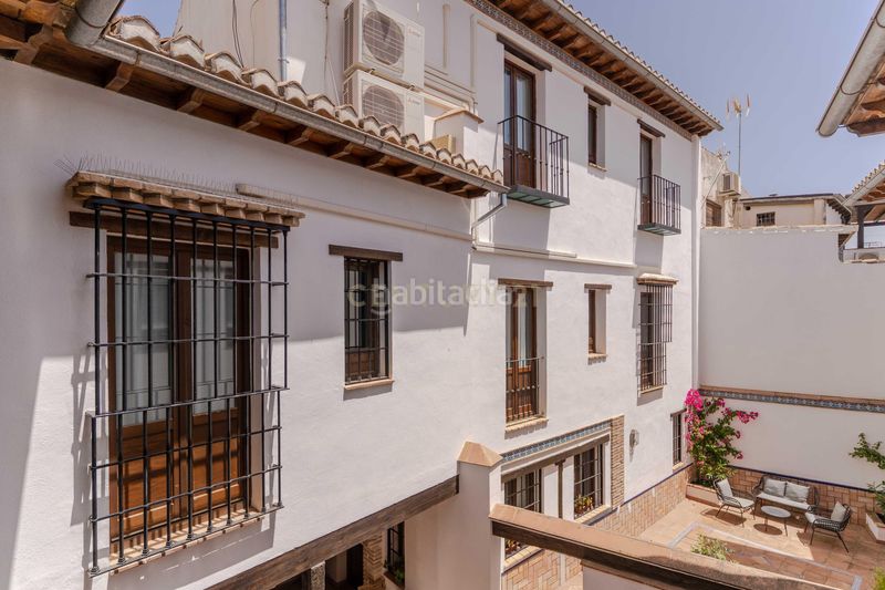 Foto 12613363-f43a-474e-9ee6-b32db2361f5c. Piso en callejuela de san bartolomé piso reformado con encanto en el albaicín con licencia turística en Granada