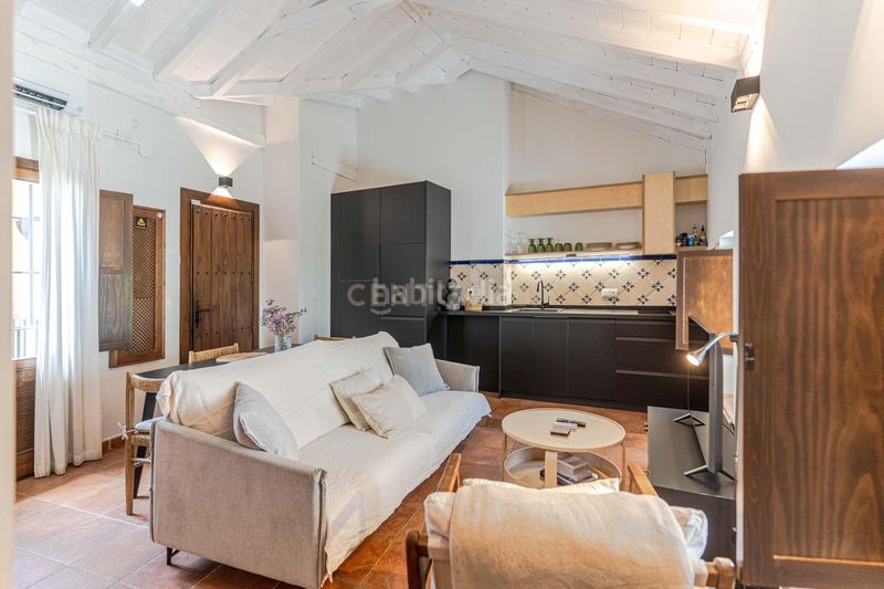 Foto 1520d5ff-13ea-4c33-8e2e-cd93a50b31ee. Piso en callejuela de san bartolomé piso reformado con encanto en el albaicín con licencia turística en Granada