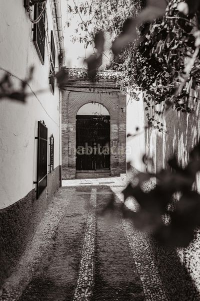 Foto 4c6a8499-316c-48a9-9f29-64ccb5d172d1. Piso en callejuela de san bartolomé piso reformado con encanto en el albaicín con licencia turística en Granada