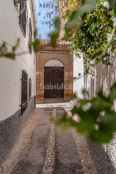 Foto 52ad0ab6-e07d-4737-a2d9-b8bb2d2a3e71. Piso en callejuela de san bartolomé piso reformado con encanto en el albaicín con licencia turística en Granada