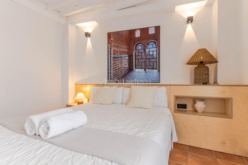 Foto 595ba9c6-fcac-4e00-890a-b2e9eef94901. Piso en callejuela de san bartolomé piso reformado con encanto en el albaicín con licencia turística en Granada