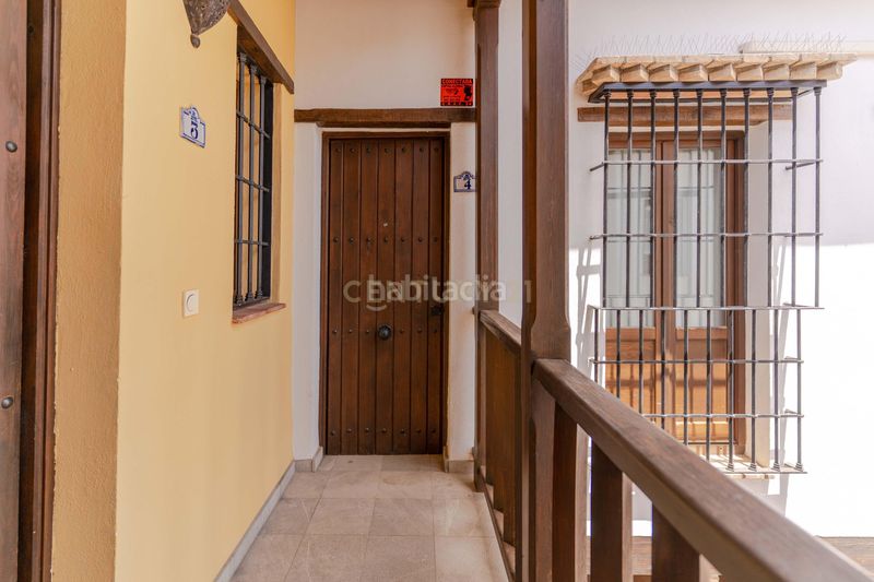 Foto 5dc5fcd6-1d69-4e2d-b97f-4d12632d49f8. Piso en callejuela de san bartolomé piso reformado con encanto en el albaicín con licencia turística en Granada