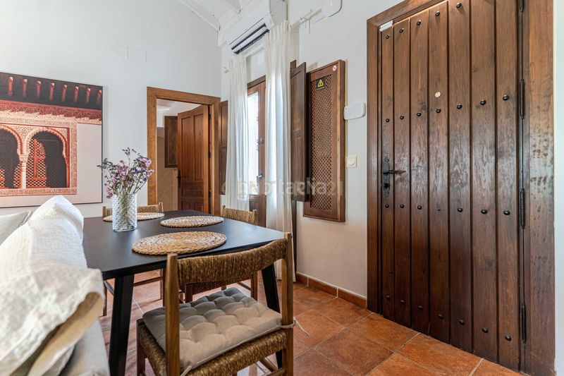 Foto 9f31d6a1-b091-4418-9253-26a7b052c42f. Piso en callejuela de san bartolomé piso reformado con encanto en el albaicín con licencia turística en Granada