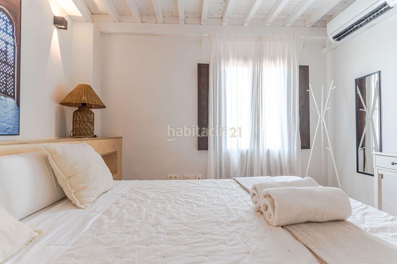 Foto ac3f769f-94b6-472f-840a-910de8d15809. Piso en callejuela de san bartolomé piso reformado con encanto en el albaicín con licencia turística en Granada