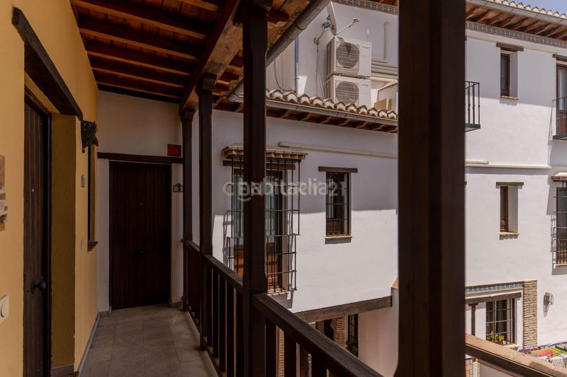 Foto c932cbbd-b0f0-43ad-bb35-52ad25769247. Piso en callejuela de san bartolomé piso reformado con encanto en el albaicín con licencia turística en Granada