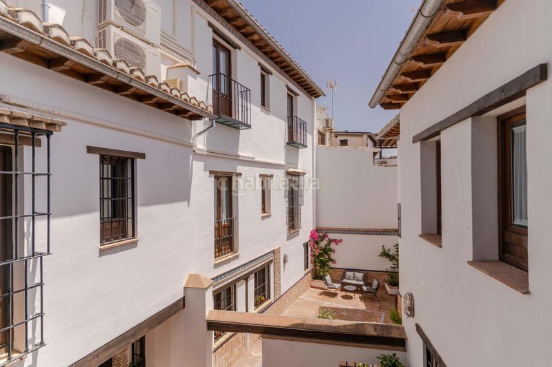 Foto ca69f52c-0ca1-4d8a-b12a-647485165987. Piso en callejuela de san bartolomé piso reformado con encanto en el albaicín con licencia turística en Granada