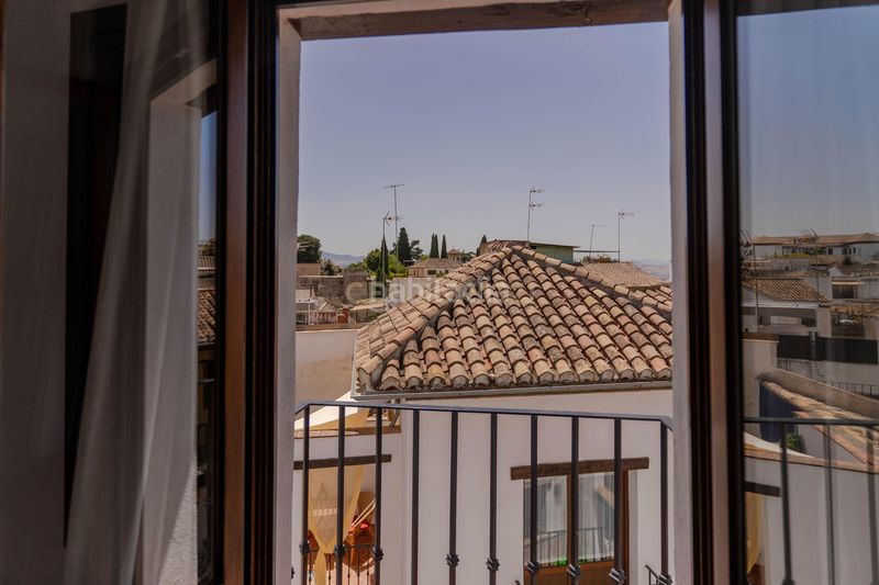 Foto cdd38db1-0bee-46f9-aebc-6290b7274b9a. Piso en callejuela de san bartolomé piso reformado con encanto en el albaicín con licencia turística en Granada