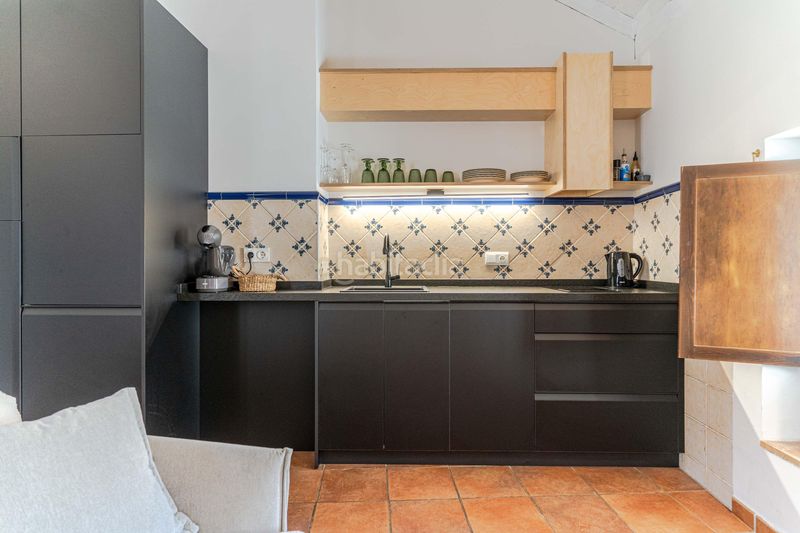 Foto d0ea4330-968d-456f-bef9-b545a174a690. Piso en callejuela de san bartolomé piso reformado con encanto en el albaicín con licencia turística en Granada