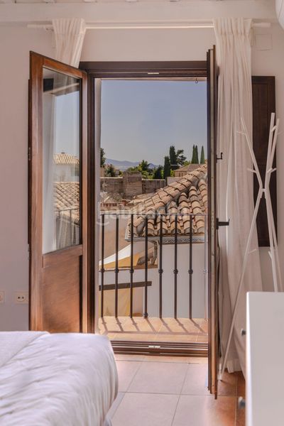 Foto e7ef07df-fdae-4739-9e2b-f86e3ad4b2fd. Piso en callejuela de san bartolomé piso reformado con encanto en el albaicín con licencia turística en Granada
