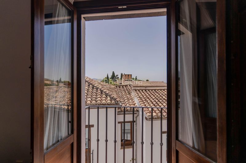 Foto f4c2e4fc-71ee-42c4-897c-39dc01abdf79. Piso en callejuela de san bartolomé piso reformado con encanto en el albaicín con licencia turística en Granada