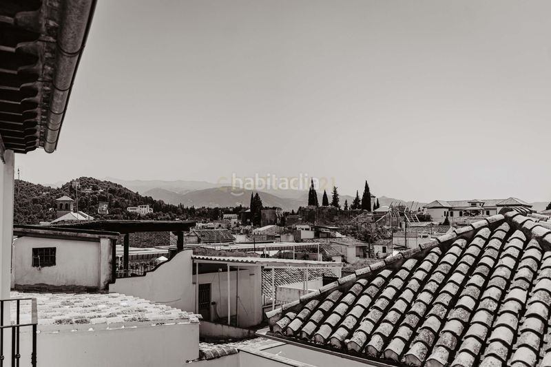 Foto f50fa24a-376c-44d5-9bed-1d79cf0db64b. Piso en callejuela de san bartolomé piso reformado con encanto en el albaicín con licencia turística en Granada