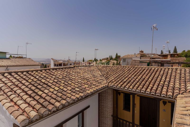 Foto f80ded26-c575-4526-9b3e-266e04dd8fd2. Piso en callejuela de san bartolomé piso reformado con encanto en el albaicín con licencia turística en Granada