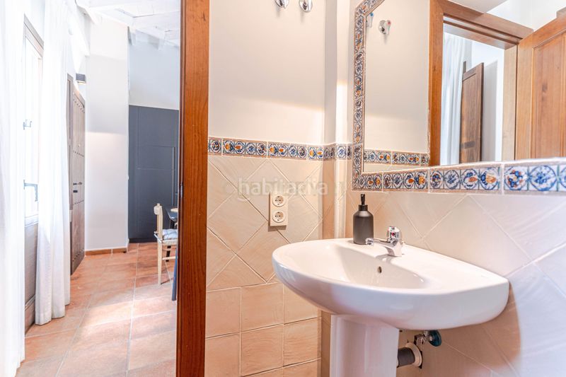 Foto fc67ac40-d265-47a3-b68a-629aa737a77e. Piso en callejuela de san bartolomé piso reformado con encanto en el albaicín con licencia turística en Granada