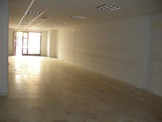 Alquiler Local Comercial en Calle real 47b. Local frente a la capitana naval.