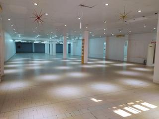 Lloguer Local Comercial a Calle real 146. Gran local comercial en calle real