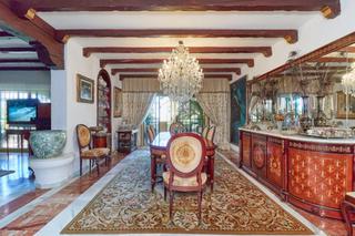 Xalet en Huerta Beln - Calvario. Venta de villa pareada en el centro de marbella. 8 dormitorios,