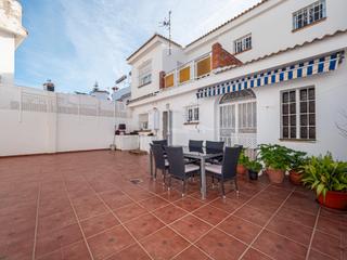 Casa adossada a Centro ciudad. Casa en venta en pueblo lópez fuengirola