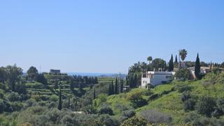 Terreny residencial a Mijas pueblo. Parcela rústica con casa de aperos  y árboles frutales en la alq