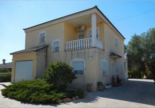 Chalet à Alcolea. Casa hipotecable en campiñuela