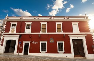 Edifici a Fernán - Núñez. Edificio histórico en plaza de armas  fernán núñez córdoba  1.22