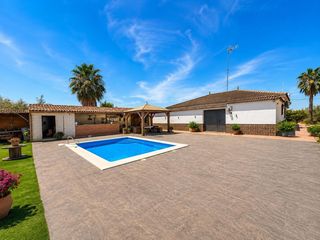 Chalet in Carlota (La). Finca rústica con vivienda, piscina y zona de ocio en los algarb
