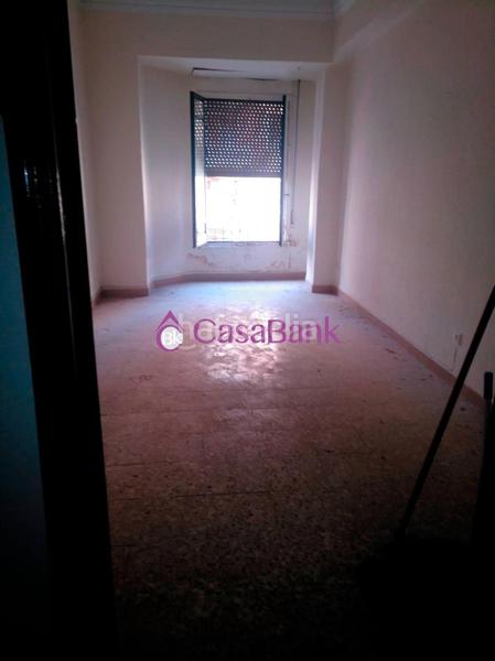 Foto 15c39d30-86e7-4d73-b894-44e9b64c6ca4. Piso ref, 2849 zona pleno Centro. ubicacion inmejorable . con 8 balcones a la calle, extraordinario piso exterior para reformar a su g en Córdoba