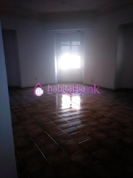 Foto 878835c7-b8b2-4e6f-8248-5708bdfc1e13. Piso ref, 2849 zona pleno Centro. ubicacion inmejorable . con 8 balcones a la calle, extraordinario piso exterior para reformar a su g en Córdoba