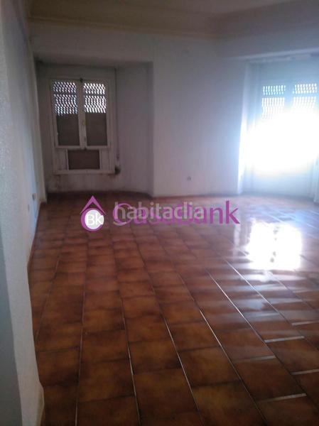 Foto b21f4ce1-a7b2-4bc3-a23a-67b3d9465346. Piso ref, 2849 zona pleno Centro. ubicacion inmejorable . con 8 balcones a la calle, extraordinario piso exterior para reformar a su g en Córdoba