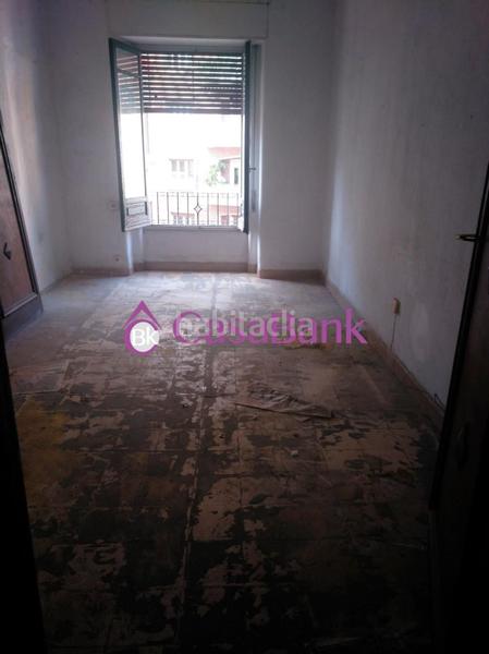 Foto c67c71da-e9a2-40ca-94c4-6250ff0d61de. Piso ref, 2849 zona pleno Centro. ubicacion inmejorable . con 8 balcones a la calle, extraordinario piso exterior para reformar a su g en Córdoba