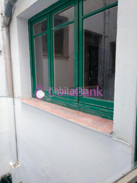 Foto ee49f17d-9b89-4918-afcc-0cbc8c2cddf9. Piso ref, 2849 zona pleno Centro. ubicacion inmejorable . con 8 balcones a la calle, extraordinario piso exterior para reformar a su g en Córdoba