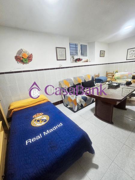 Foto 2e53e41a-da2f-45b5-bc60-77abe6bfd9d3. Casa ref.27385, zona proxima a la ribera . con cochera incluida en el precio en otro edificio . casa de tres plantas ,200 m2 construid en Córdoba