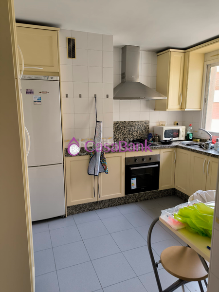 Foto 06c3299e-657c-4d92-97db-4e31e5077e70. Piso ref. 27587 zona junto a la estacion de autobuses. piso exterior de vpo. con terraza , cochera y trastero incluidos en el precio, 1 en Córdoba
