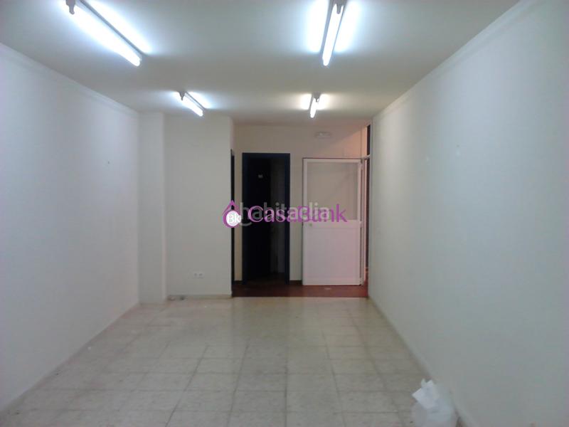Foto db9562db-4a3b-46bf-bcd6-c77ab16ded3b. Local comercial ref. 26368 zona pleno Centro. local de 170m2 a pie de calle con un baño, un split, escaparate con persiana. precio: 220.000€. en Córdoba
