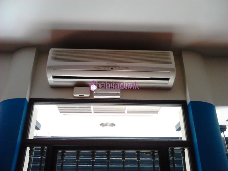 Foto fb85d060-4106-459f-9f27-f4799a5b996f. Local comercial ref. 26368 zona pleno Centro. local de 170m2 a pie de calle con un baño, un split, escaparate con persiana. precio: 220.000€. en Córdoba