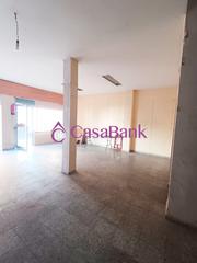 Lloguer Local Comercial a Santa Rosa - Valdeolleros. Ref. 27950 zona valdeolleros  local a ras de calle, con una gran