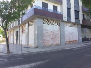 Lloguer Local Comercial  Avenida de joan margarit. Local en esquina en jerga, con gran acerado y frente a zona verd