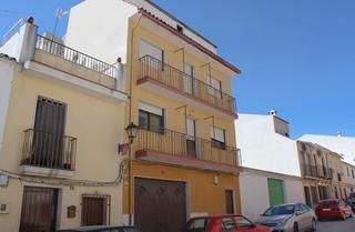 Pis  Calle parroco don juan elias. Piso de 104 m2 construidos, situado en la población de moriles e