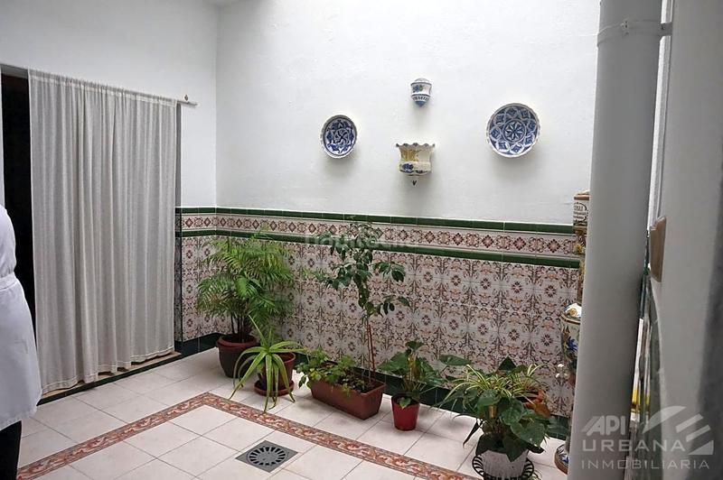 Foto f1c5b113-46ac-4934-b00a-b94cdda7dccc. Casa en Centro Lucena