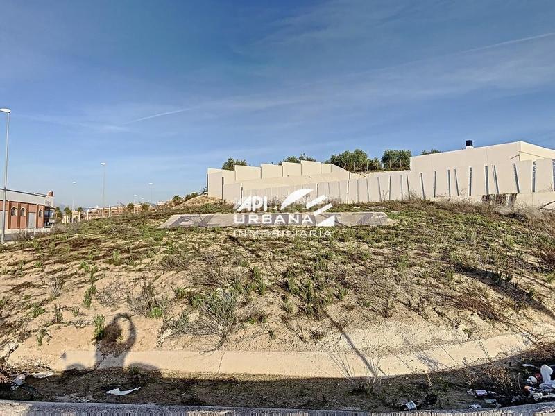 Foto 4ae5f9f1-0232-4df7-b2e4-5992af776572. Terreno residencial este terreno se encuentra en avenida del sistema solar, 14900, , córdoba, en la zona del urbanización el cahiz. es un terren en Lucena