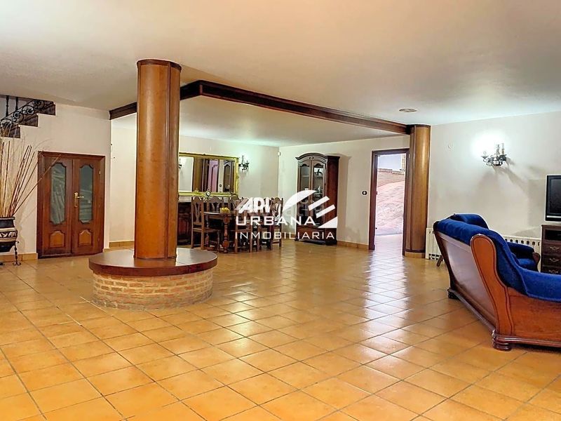 Foto bf1cffe8-01f5-4e10-bf8b-b52a45480c03. Casa amb piscina a El Carmen - La Barrera Lucena