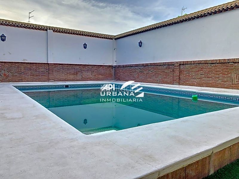 Foto f591daed-9dcf-4cc7-8457-2e3609d84b0c. Casa amb piscina a El Carmen - La Barrera Lucena