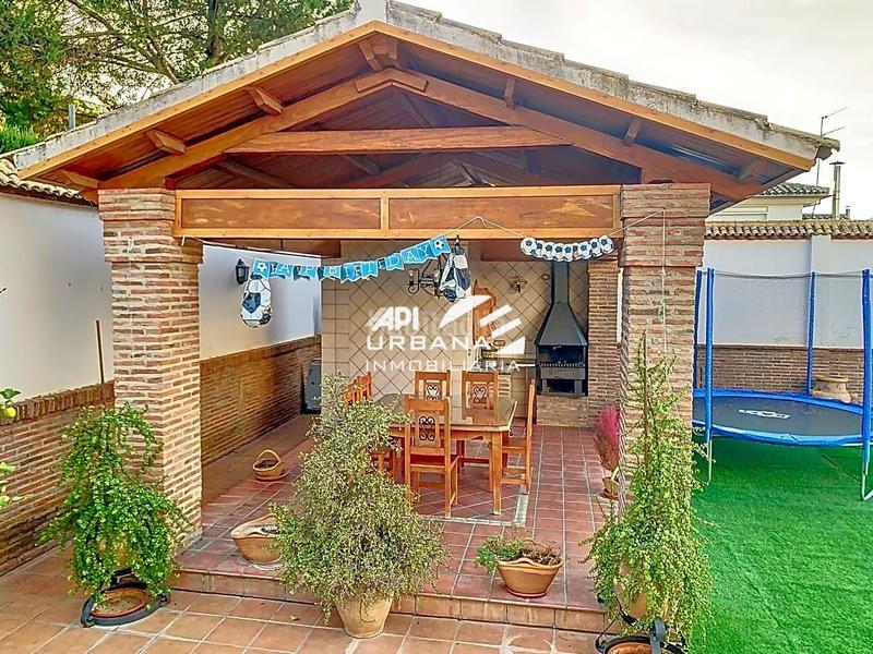 Foto c4a5520b-c9e3-4882-8e81-42e34bc66608. Casa amb piscina a El Carmen - La Barrera Lucena