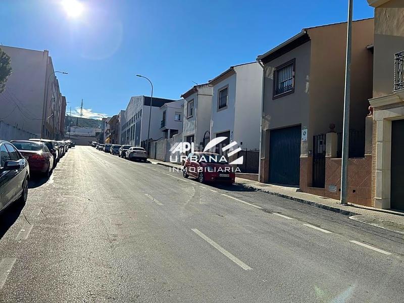 Foto 33e9a93c-d925-4d15-9b8f-85c3579319f9. Terreno residencial este terreno se encuentra en calle castro del río, 14900, , córdoba. es un terreno que tiene 180 m2 .

 es un munici en Lucena