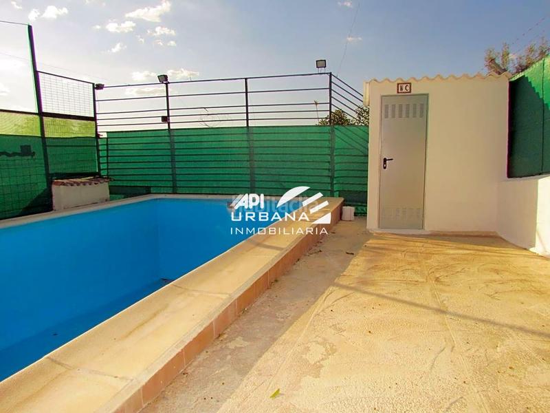 Foto a3900b07-e749-40a9-8aa2-21bd8a25f9c1. Casa amb piscina a San Francisco Lucena
