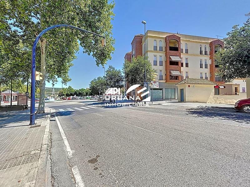 Foto 413c8448-82b9-4f63-95e1-a42fcf849c18. Alquiler local comercial en San Francisco Lucena