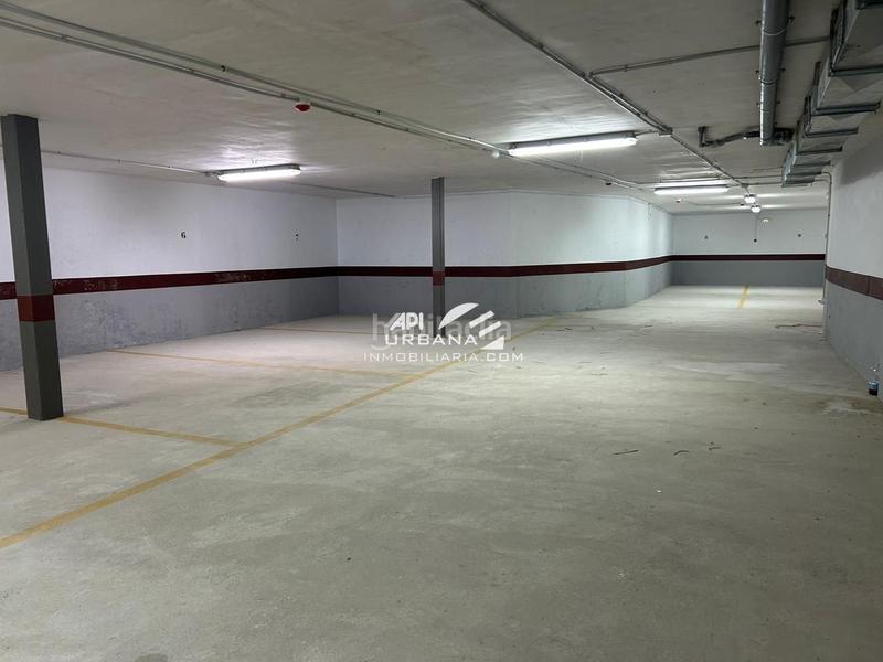 Foto dac8f7be-4a76-42f4-8a19-e7b85fc91284. Aparcament cotxe a Centro Lucena